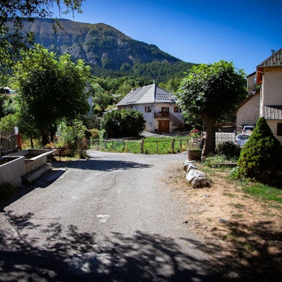 Eine Straße im französischen Alpendorf Le Vernet, in dem der zweijährige Émile vor mehr als zwei Monaten verschwunden ist. Von ihm fehlt jede Spur.