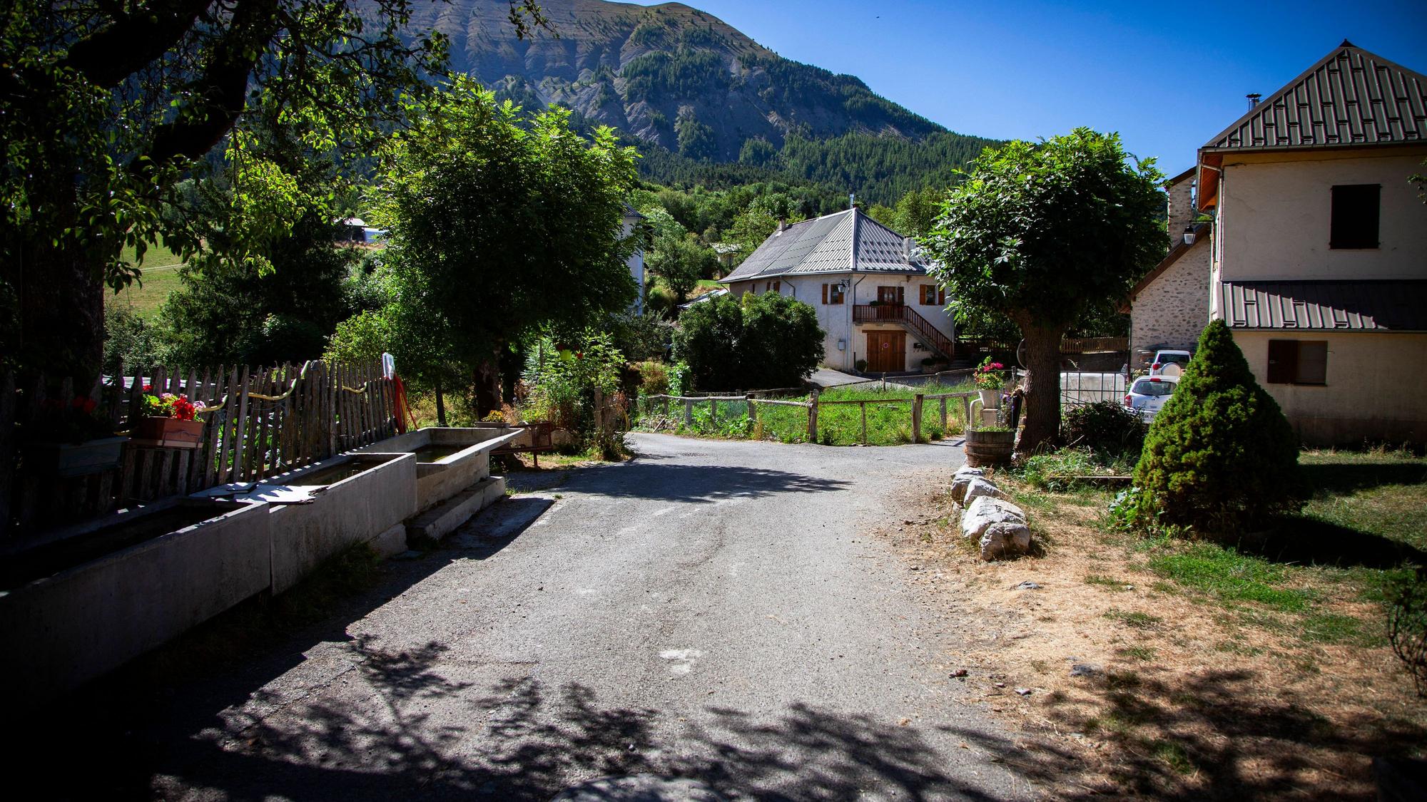 Eine Straße im französischen Alpendorf Le Vernet, in dem der zweijährige Émile vor mehr als zwei Monaten verschwunden ist. Von ihm fehlt jede Spur.