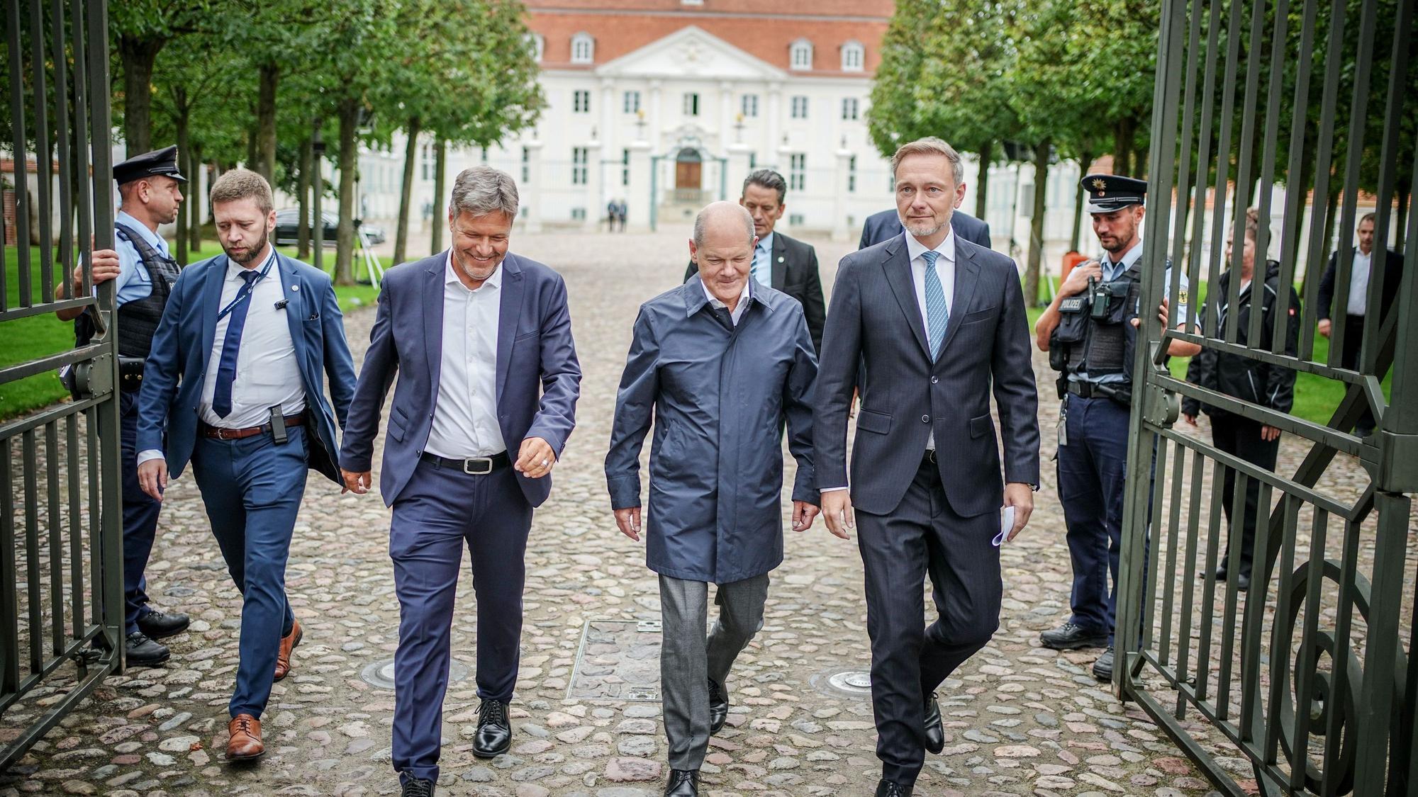 Robert Habeck (l-r, Bündnis 90/Die Grünen), Bundesminister für Wirtschaft und Klimaschutz, Bundeskanzler Olaf Scholz (SPD) und Christian Lindner (FDP), Bundesminister der Finanzen, kommen am Rande der Halbzeit-Klausur vor Schloss Meseberg zu einem Pressestatement. Kanzler Scholz und seine 16 Minister beraten bei der fünften Klausurtagung der Ampelregierung über die aktuellen Themen der Koalition.