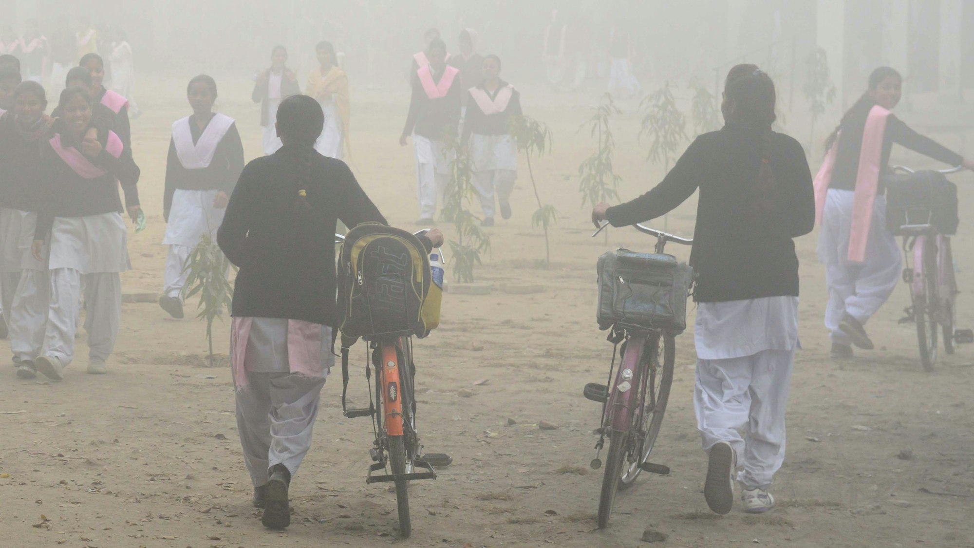 Indische Schülerinnen gehen am 13. November 2017 in Amritsar zur Schule, nachdem sie drei Tage lang wegen des starken Smogs nicht zur Schule gehen konnten.