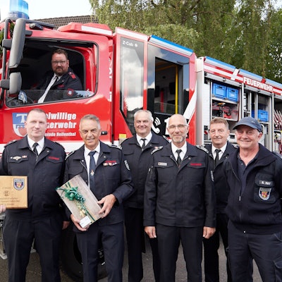 Sechs Männer stehen vor einem neuen und geschmückten Feuerwehrfahrzeug: Offiziell übergeben und eingesegnet ist das LF 10 der Löschgruppe Reifferscheid: Roland Mießen (v.l.), Rudolf Westerburg, Marcus Jenniches, Daniel Pützer, Arndt Haas und Bernd May. Am Steuer sitzt Maschinist Andreas Krahe.
