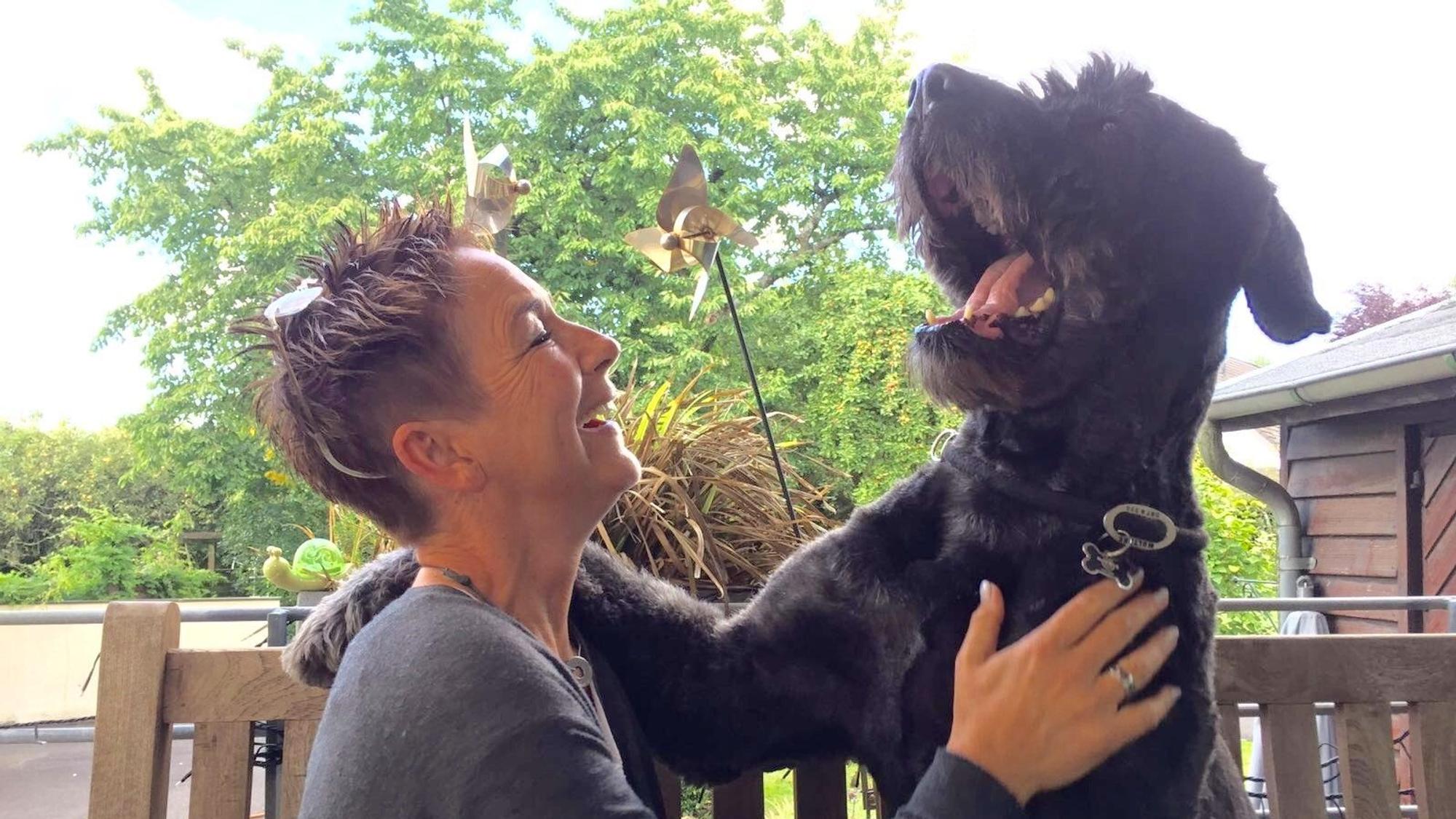 Lea Schenker mit ihrem Hund