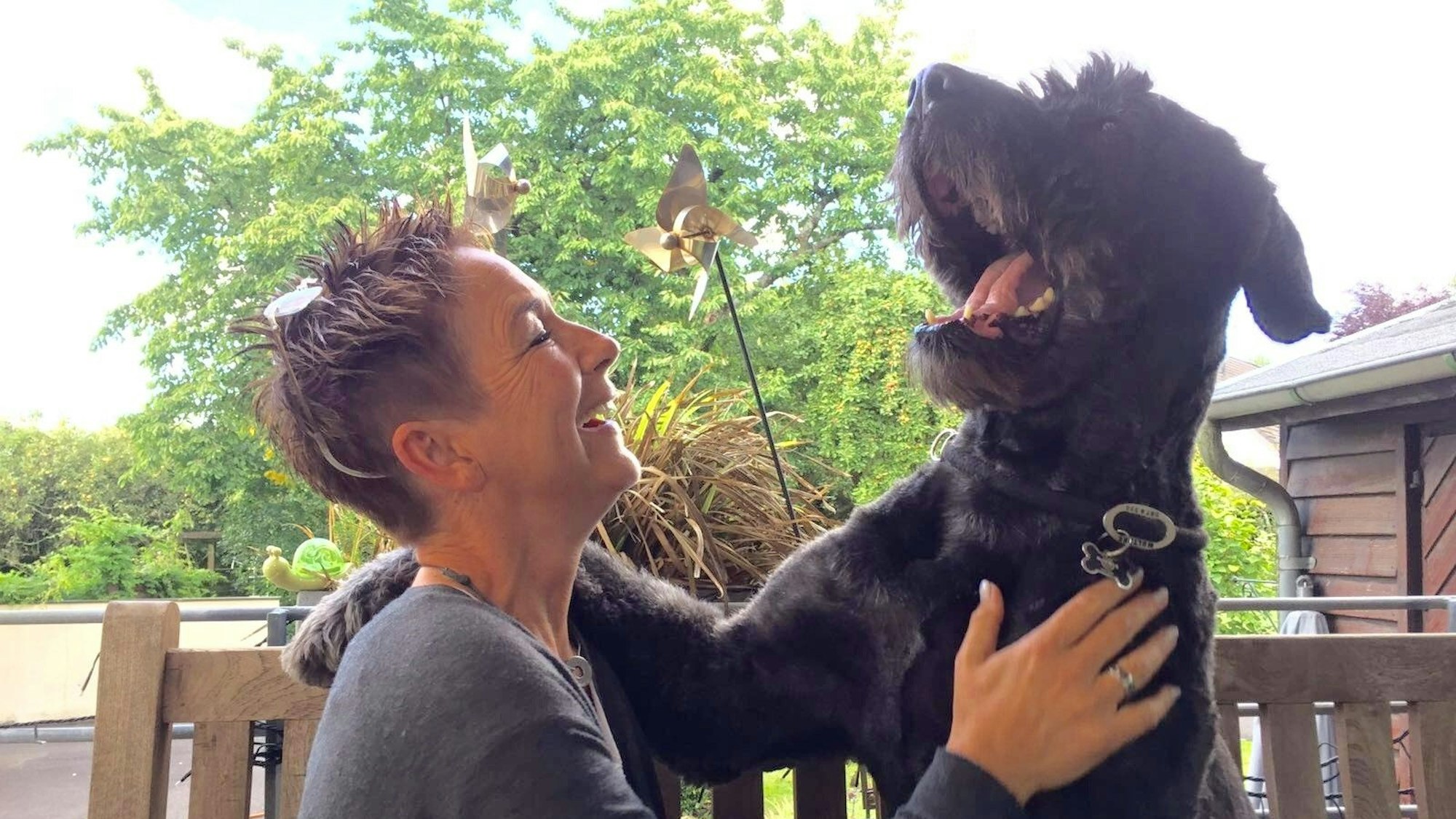 Lea Schenker mit ihrem Hund