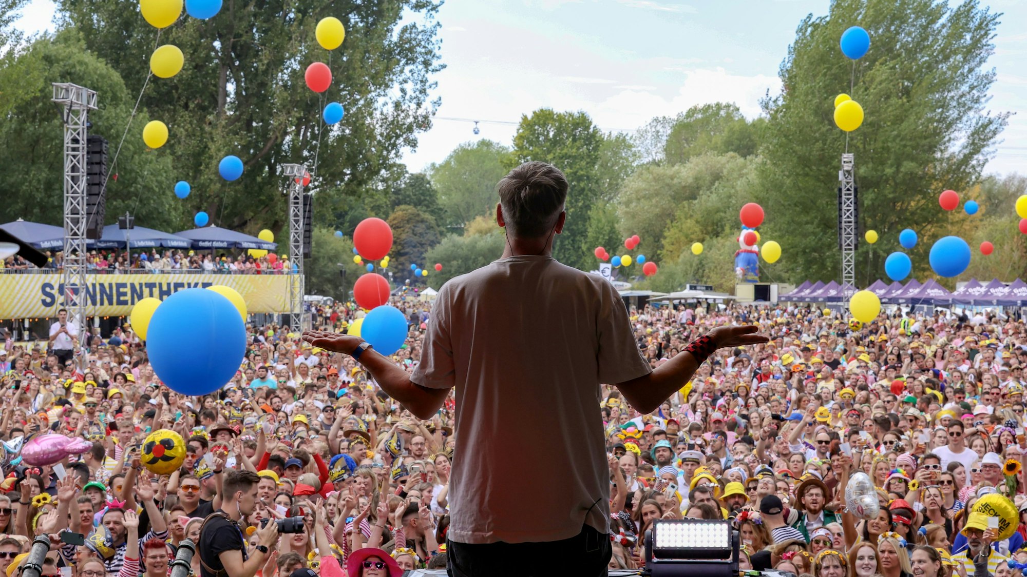 Die Band Kasalla auf der Bühne bei der Veranstaltung Jeck im Sunnesching im Jugendpark.