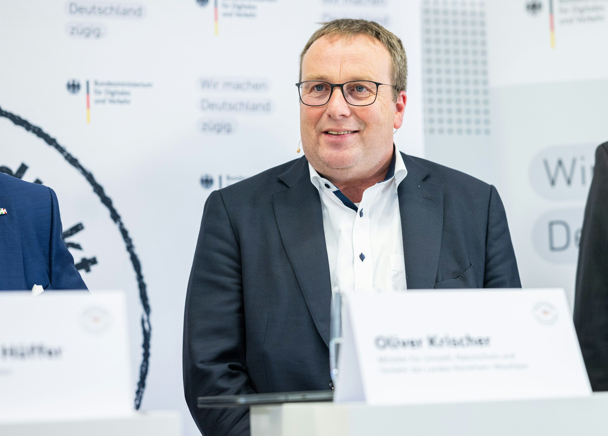 Oliver Krischer (Grüne), Minister für Umwelt, Naturschutz und Verkehr des Landes Nordrhein-Westfalen, spricht bei der Pressekonferenz zur Unterzeichnung der Rahmenvereinbarung des zweigleisigen Ausbaues der Bahnstrecke zwischen Lünen und Münster. Die bislang eingleisige Strecke gilt als Flaschenhals im Schienenverkehr zwischen Nordrhein-Westfalen und Norddeutschland. Immer wieder müssen Züge im Fernverkehr auf entgegenkommende Züge warten.