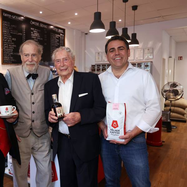 Thomas Cüpper, Philipp M. Laufenberg, Ludwig Sebus und Georg Hempsch mit dem Kaffeelikör Kölsche Jung.