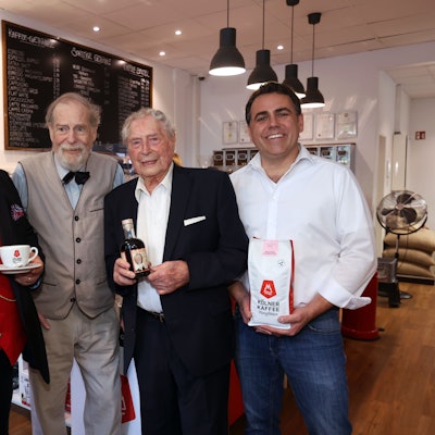 Thomas Cüpper, Philipp M. Laufenberg, Ludwig Sebus und Georg Hempsch mit dem Kaffeelikör Kölsche Jung.