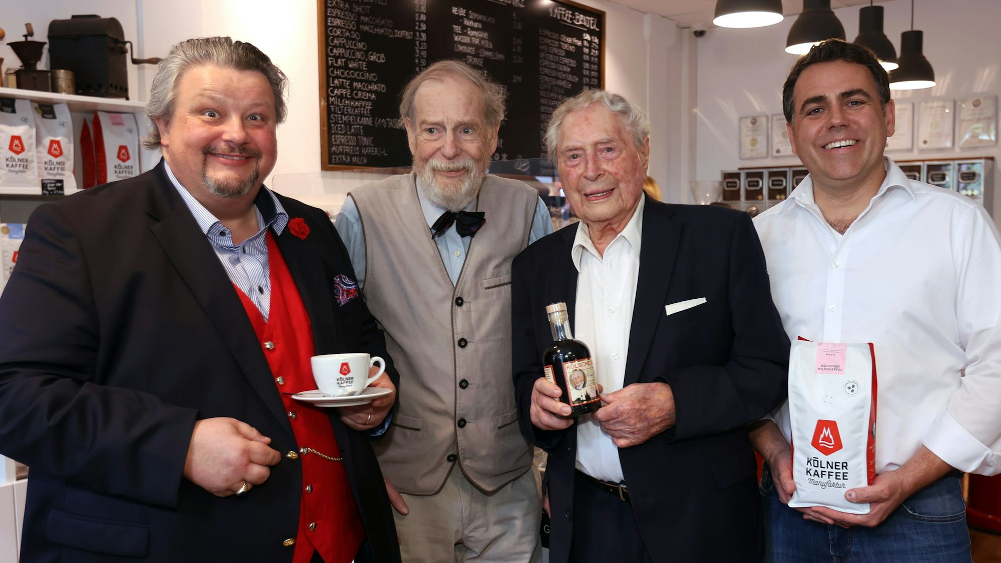 Thomas Cüpper, Philipp M. Laufenberg, Ludwig Sebus und Georg Hempsch mit dem Kaffeelikör Kölsche Jung.