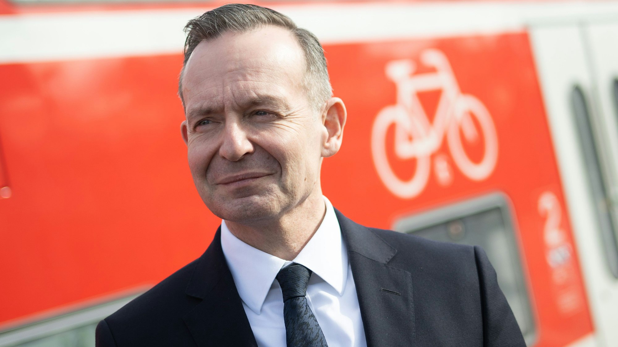 Volker Wissing (FDP), Bundesminister für Verkehr und Digitales, steht während einer Besichtigung der Bahnstrecke Mannheim-Frankfurt am Bahnhof Lampertheim neben dem Fahrradabteil eines Regional-Expresses. Wissing erwartet Ende 2024 einen ersten großen Schritt für mehr Pünktlichkeit bei der Bahn.