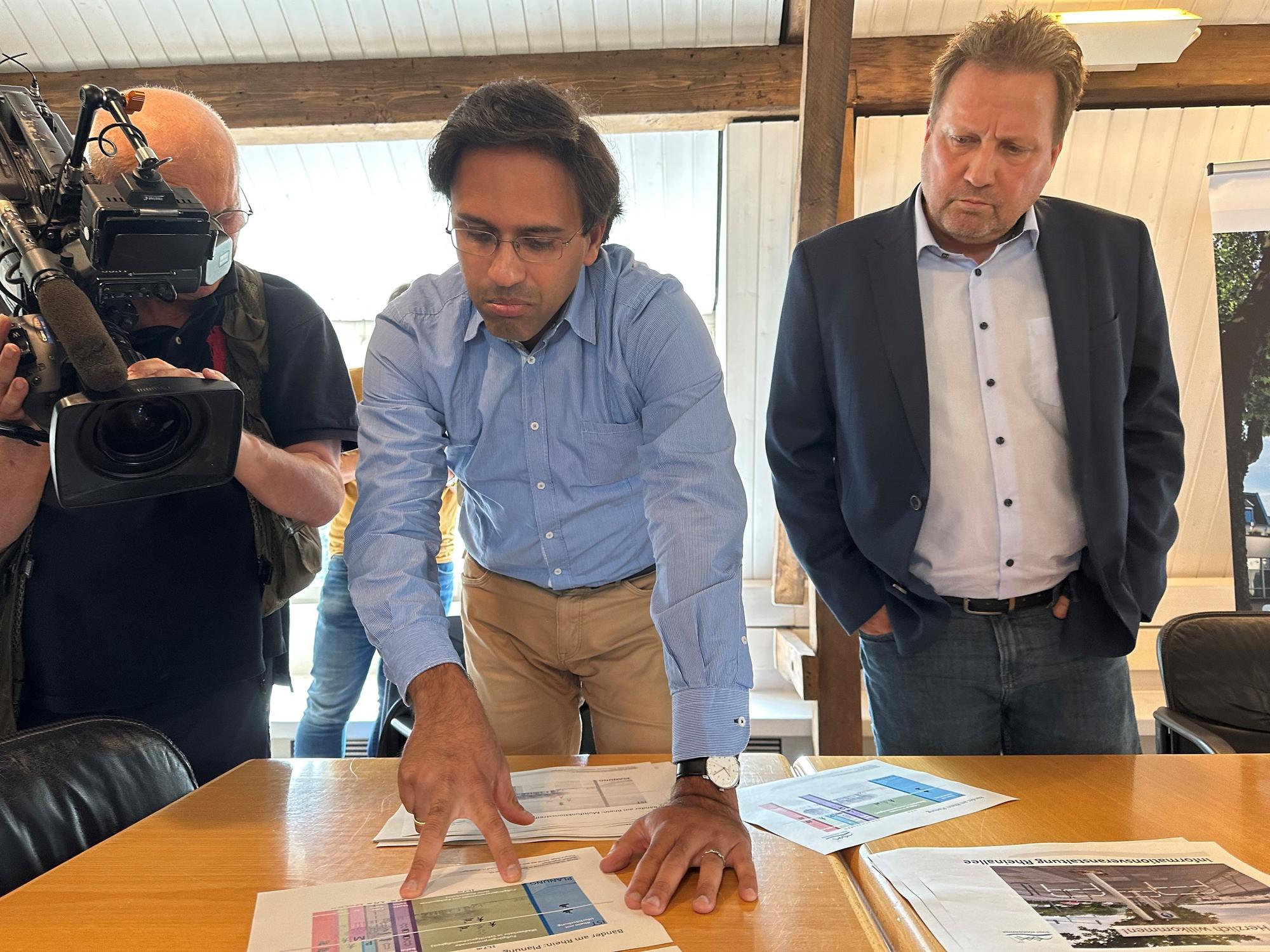 Der technische Beigeordnete Fabiano Pinto (links) und Bürgermeister Lutz Wagner zeigten Planungsdetails.