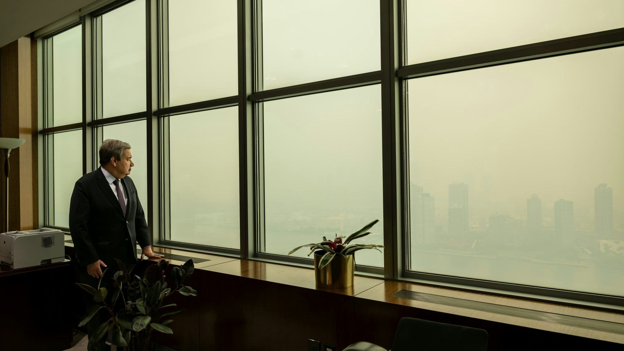 António Guterres, Generalsekretär der Vereinten Nationen, beobachtet von seinem Büro im UN-Hauptquartier aus den Dunst, der durch die Waldbrände in Kanada entstanden ist.