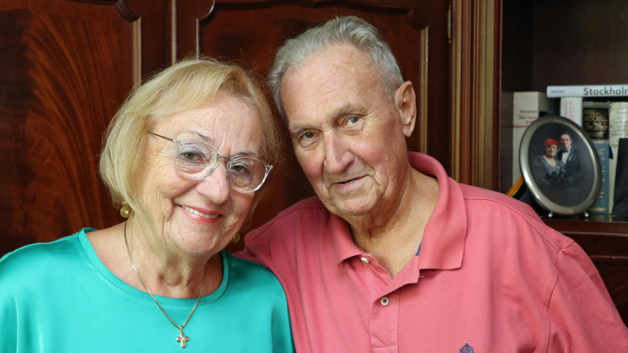 Das Foto zeigt das Ehepaar. Ingeborg Schenkel trägt ein türkisfarbenes Oberteil und eine Kette, ihr Mann Erich ein rosa Polohemd.