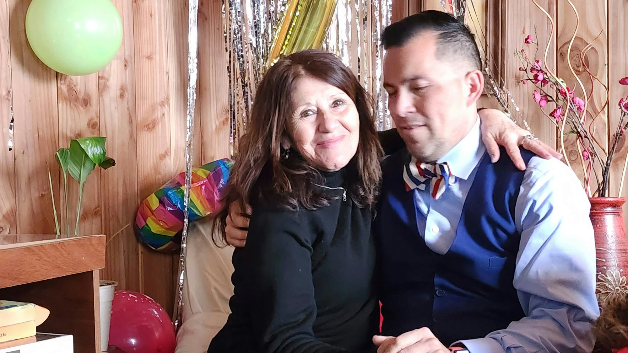 Auf diesem von Constanza Del Rio/Nos Buscamos zur Verfügung gestellten Bild sitzt Jimmy Thyden, rechts, mit Maria Angelica Gonzalez, seiner chilenischen leiblichen Mutter, als sie sich am 17. August 2023 in Valdivia, Chile, zum ersten Mal treffen.