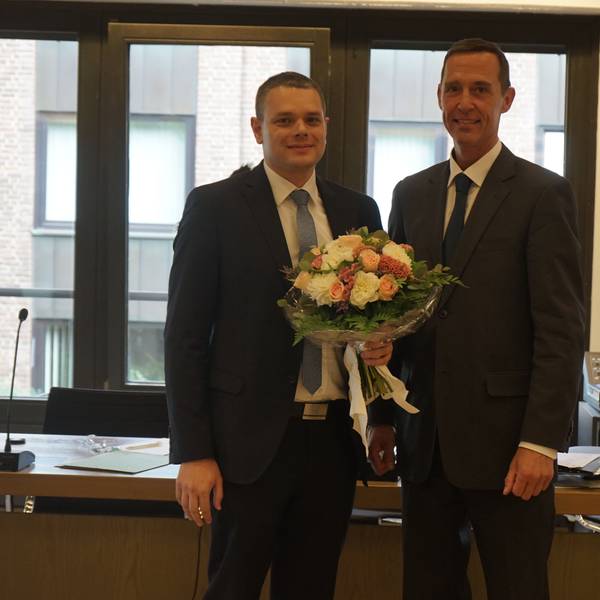 Das Bild zeigt den neuen Beigeordneten Markus Meurer mit Bürgermeister Dieter Spürck.