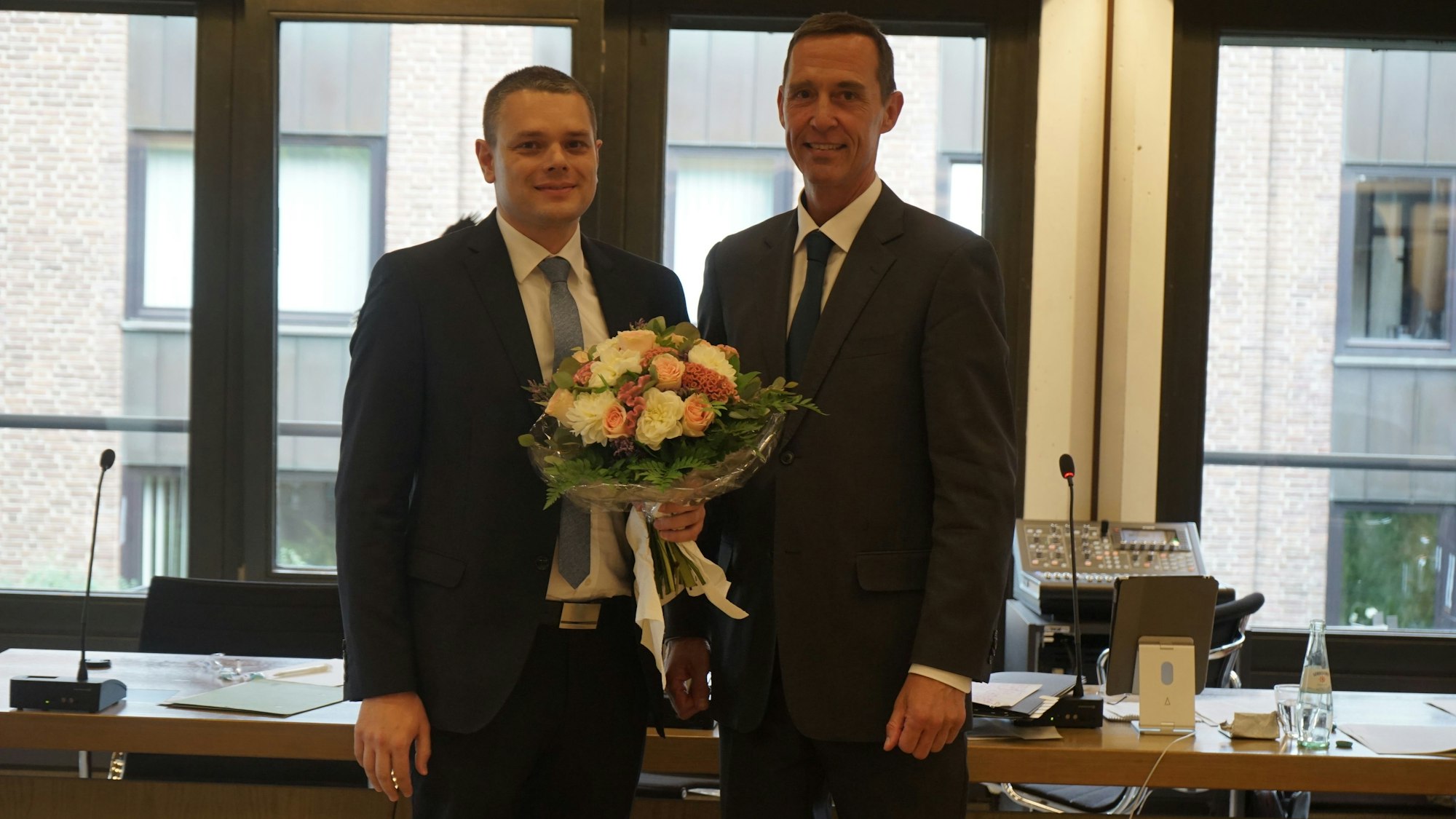 Das Foto zeigt den künftigen Beigeordneten Markus Meurer und Kerpens Bürgermeister Dieter Spürck. Meurer hält einen Blumenstrauß in seiner Hand.
