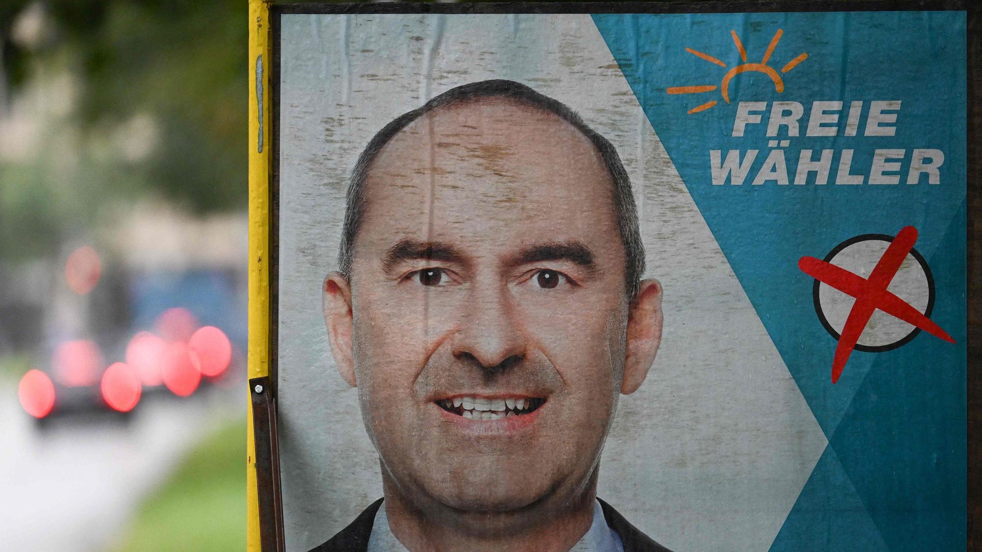 Ein Wahlplakat mit Hubert Aiwanger von den Freien Wählern in München.