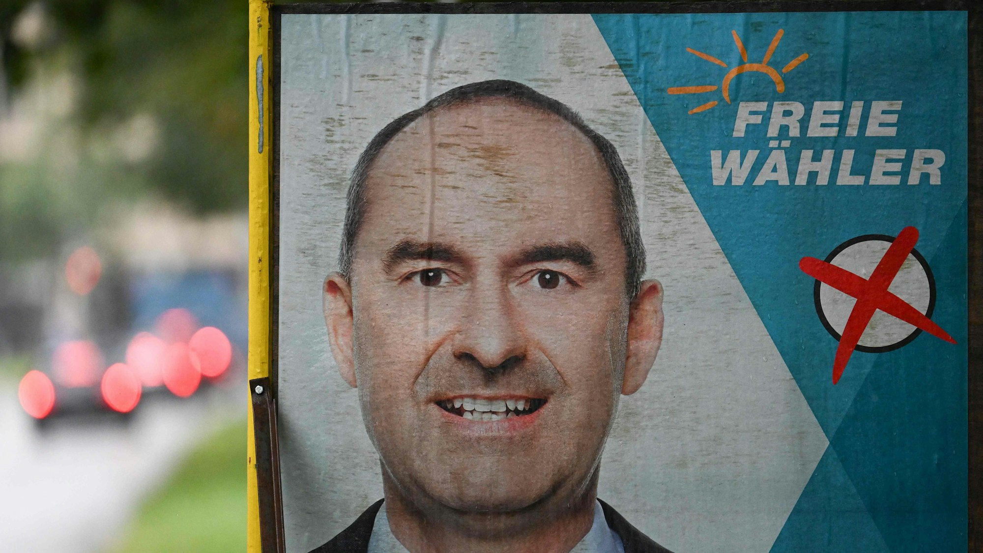 Ein Wahlplakat mit Hubert Aiwanger von den Freien Wählern in München.