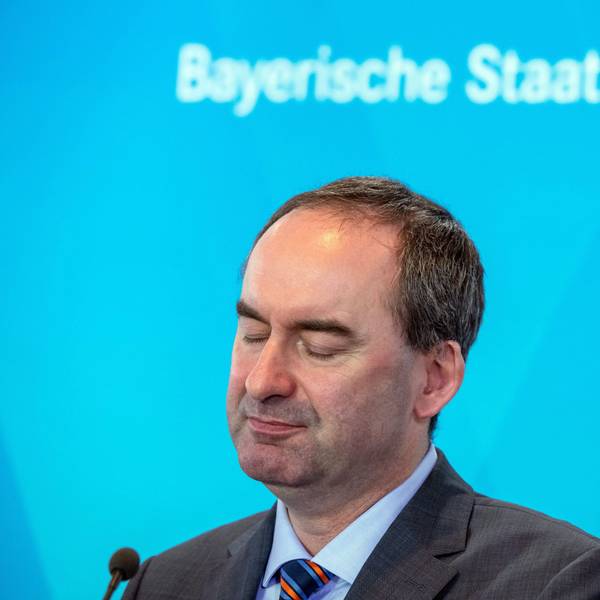 ARCHIV - 30.03.2020, Bayern, München: Hubert Aiwanger (Freie Wähler), stellvertretender Ministerpräsident und Staatsminister für Wirtschaft, Landentwicklung und Energie in Bayern, schließt während einer Pressekonferenz die Augen. Der Freie-Wähler-Chef solle einen Katalog mit 25 Fragen schriftlich beantworten, sagte Söder nach Beratungen im Koalitionsausschuss am Dienstag in München. Foto: Peter Kneffel/dpa /dpa +++ dpa-Bildfunk +++