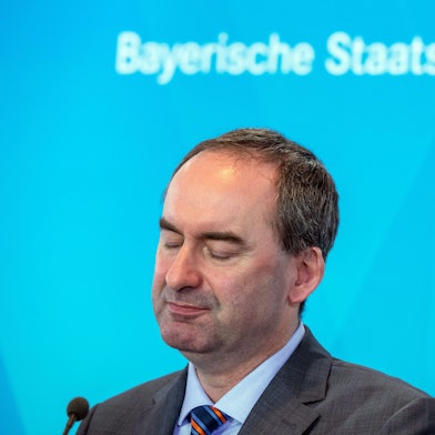 ARCHIV - 30.03.2020, Bayern, München: Hubert Aiwanger (Freie Wähler), stellvertretender Ministerpräsident und Staatsminister für Wirtschaft, Landentwicklung und Energie in Bayern, schließt während einer Pressekonferenz die Augen. Der Freie-Wähler-Chef solle einen Katalog mit 25 Fragen schriftlich beantworten, sagte Söder nach Beratungen im Koalitionsausschuss am Dienstag in München. Foto: Peter Kneffel/dpa /dpa +++ dpa-Bildfunk +++