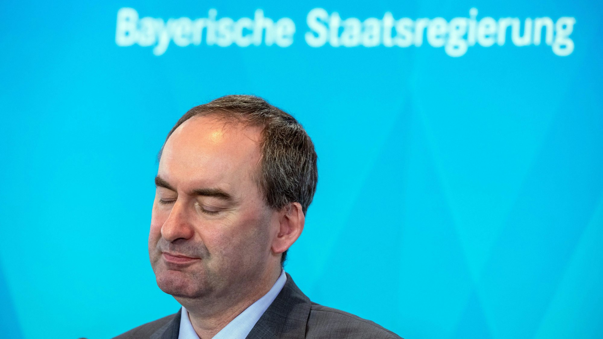 ARCHIV - 30.03.2020, Bayern, München: Hubert Aiwanger (Freie Wähler), stellvertretender Ministerpräsident und Staatsminister für Wirtschaft, Landentwicklung und Energie in Bayern, schließt während einer Pressekonferenz die Augen. Der Freie-Wähler-Chef solle einen Katalog mit 25 Fragen schriftlich beantworten, sagte Söder nach Beratungen im Koalitionsausschuss am Dienstag in München. Foto: Peter Kneffel/dpa /dpa +++ dpa-Bildfunk +++