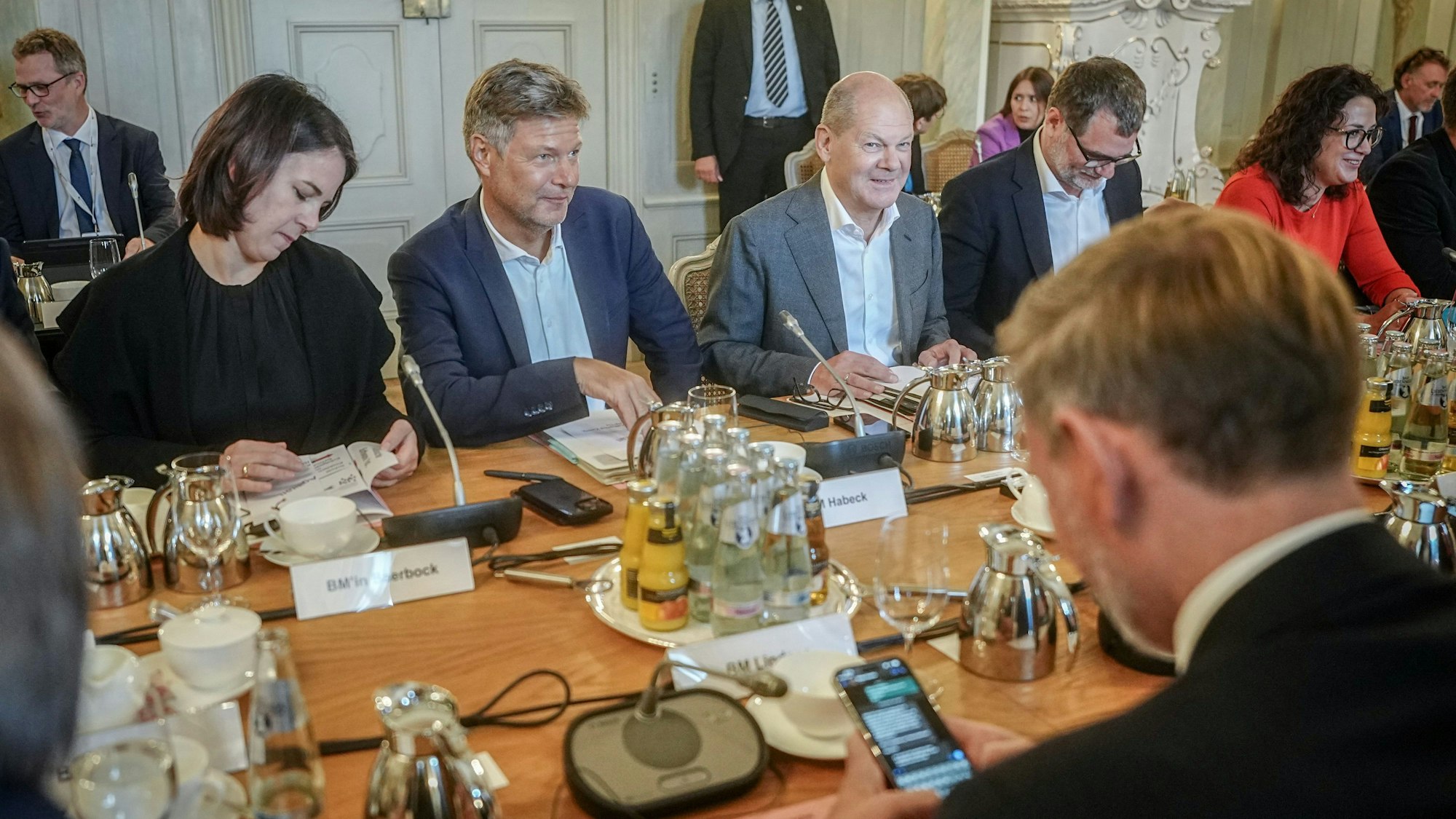 29.08.2023, Brandenburg, Meseberg: Das Bundeskabinett mit Annalena Baerbock (l-r, Bündnis 90/Die Grünen), Außenministerin, Robert Habeck (Bündnis 90/Die Grünen), Bundesminister für Wirtschaft und Klimaschutz, Bundeskanzler Olaf Scholz (SPD), Christian Lindner (FDP), Bundesminister der Finanzen, und Wolfgang Schmidt (SPD), Chef des Bundeskanzleramts, kommt zur Halbzeit-Klausur im Schloss Meseberg zu seiner ersten Sitzung zusammen. Kanzler Scholz und seine 16 Minister beraten bei der fünften Klausurtagung der Ampelregierung über die aktuellen Themen der Koalition.