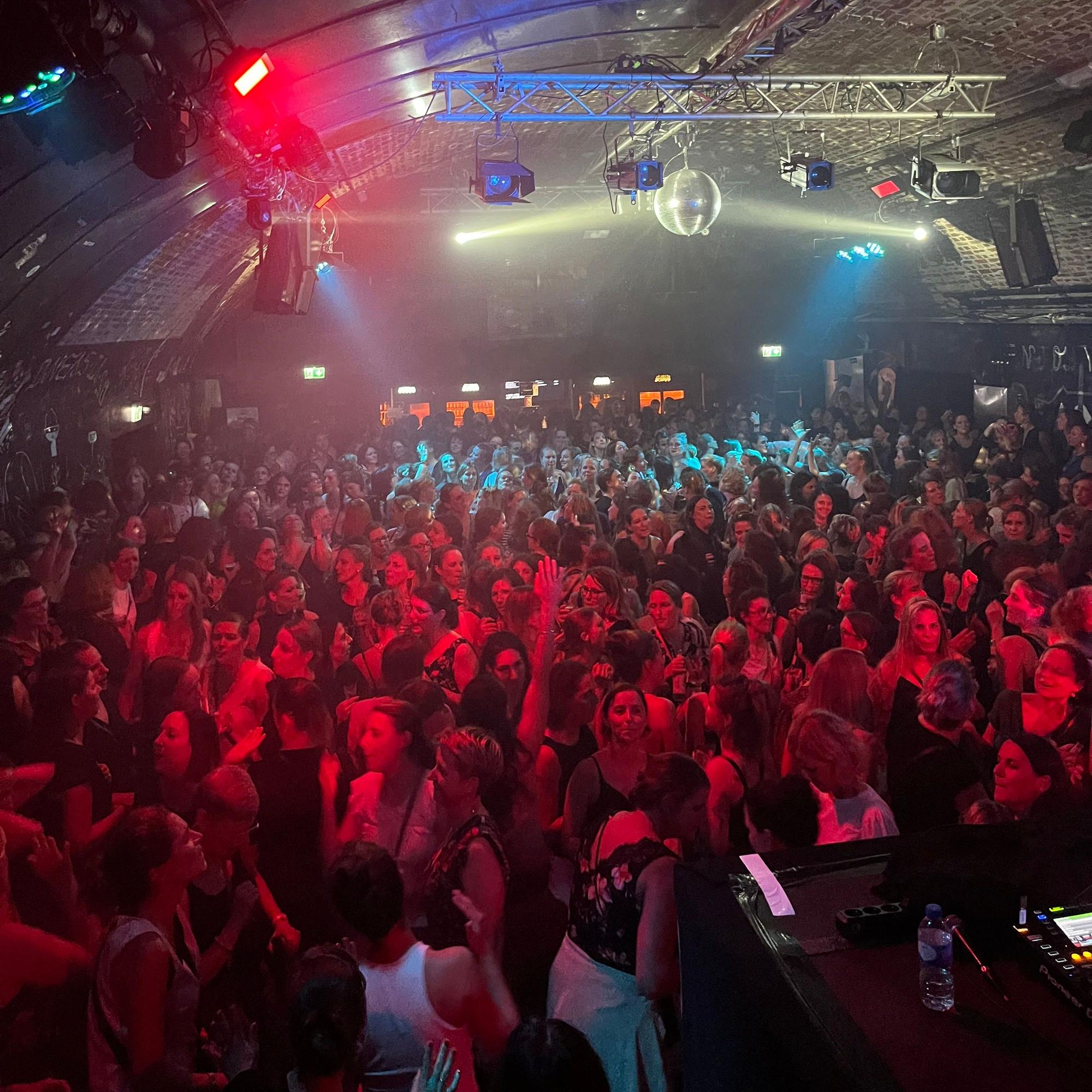 Viele Menschen tanzen auf der Party „Mama geht tanzen“ im Club Bahnhof Ehrenfeld.