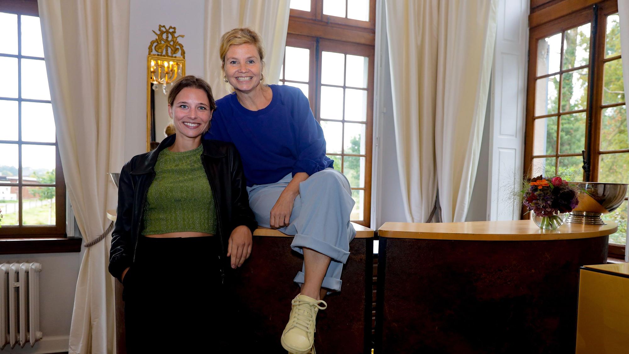 30.08.2023, Köln: Svenja Jung und Anette Frier.Emmy- Jury Sitzung auf Schloss Arff. Foto:Dirk Borm