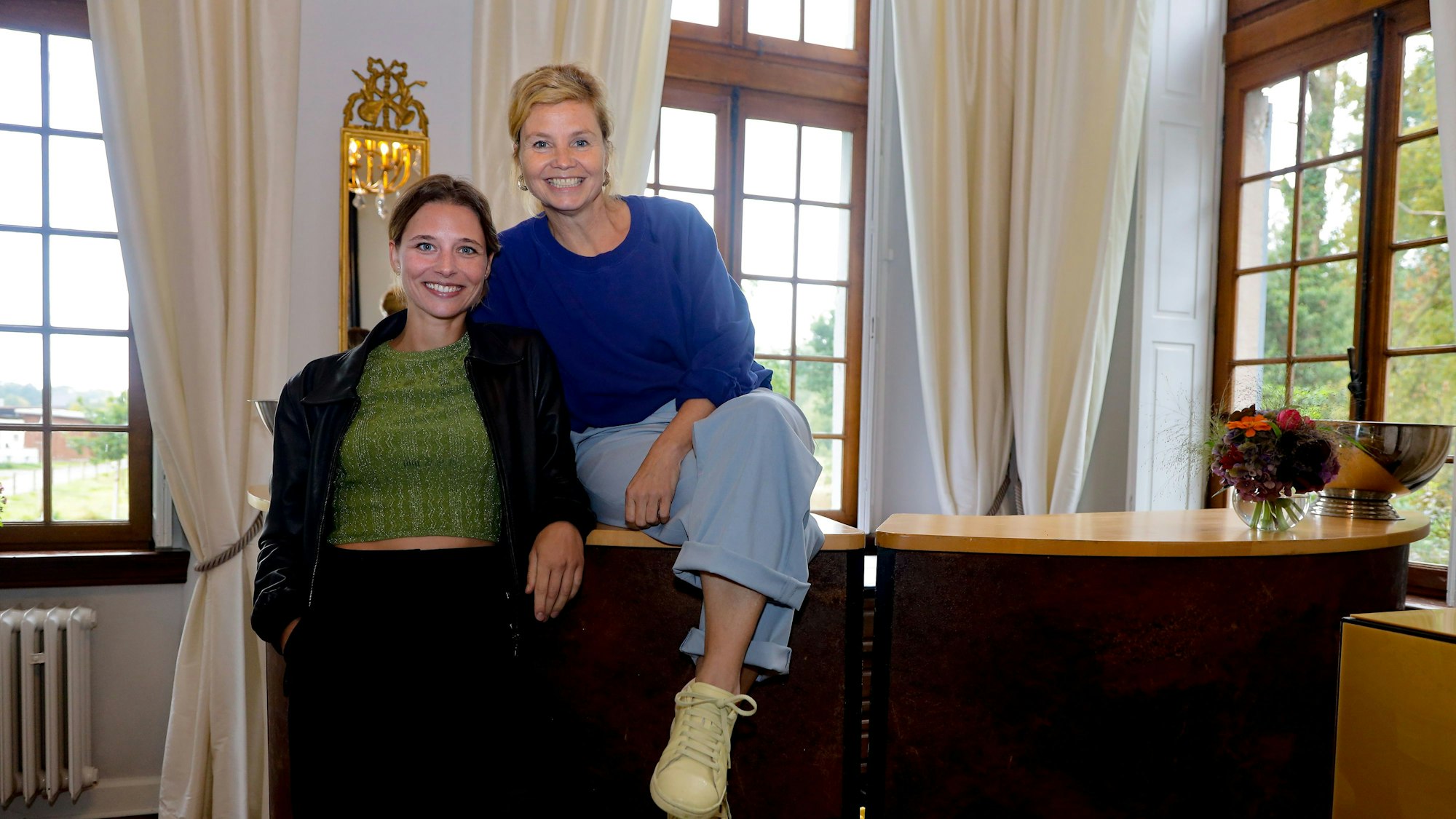 30.08.2023, Köln: Svenja Jung und Anette Frier.Emmy- Jury Sitzung auf Schloss Arff. Foto:Dirk Borm