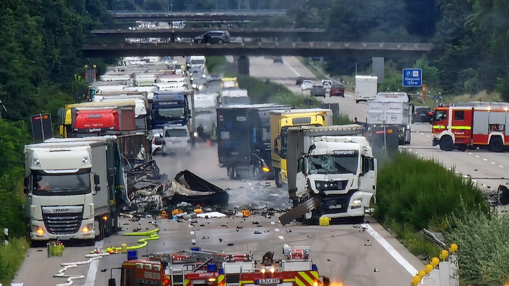 29.08.2023, Sachsen-Anhalt, Theeßen: LKW stehen an einer Unfallstelle. Auf einem Laster sind am Dienstag auf der Autobahn 2 zwischen Theeßen und Burg (beide Jerichower Land) mehrere Gasflaschen explodiert. In Richtung Hannover sei es am Dienstagmittag zu einem Auffahrunfall gekommen, teilte die Polizei mit. Beide Fahrtrichtungen waren auch am Nachmittag noch gesperrt. Foto: Cevin Dettlaff/dpa-Zentralbild/dpa - ACHTUNG: Kennzeichenen wurden aus rechtlichen Gründen gepixelt +++ dpa-Bildfunk +++