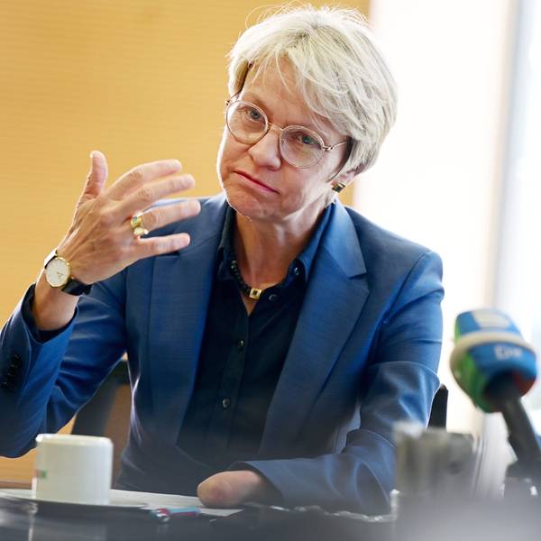 Schulministerin Dorothee Feller (CDU) vor einem Mikrofon.