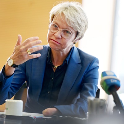 Schulministerin Dorothee Feller (CDU) vor einem Mikrofon.