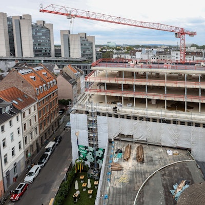 Der Rohbau steht: Blick vom „25 hours“-Hotel auf einen Rohbau der „Gerling Gardens“.