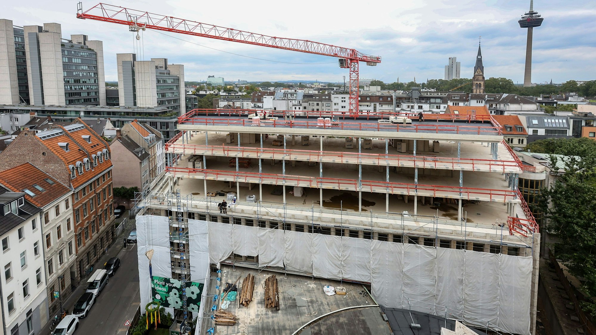 Der Rohbau steht: Blick vom „25 hours“-Hotel auf einen Rohbau der „Gerling Gardens“.