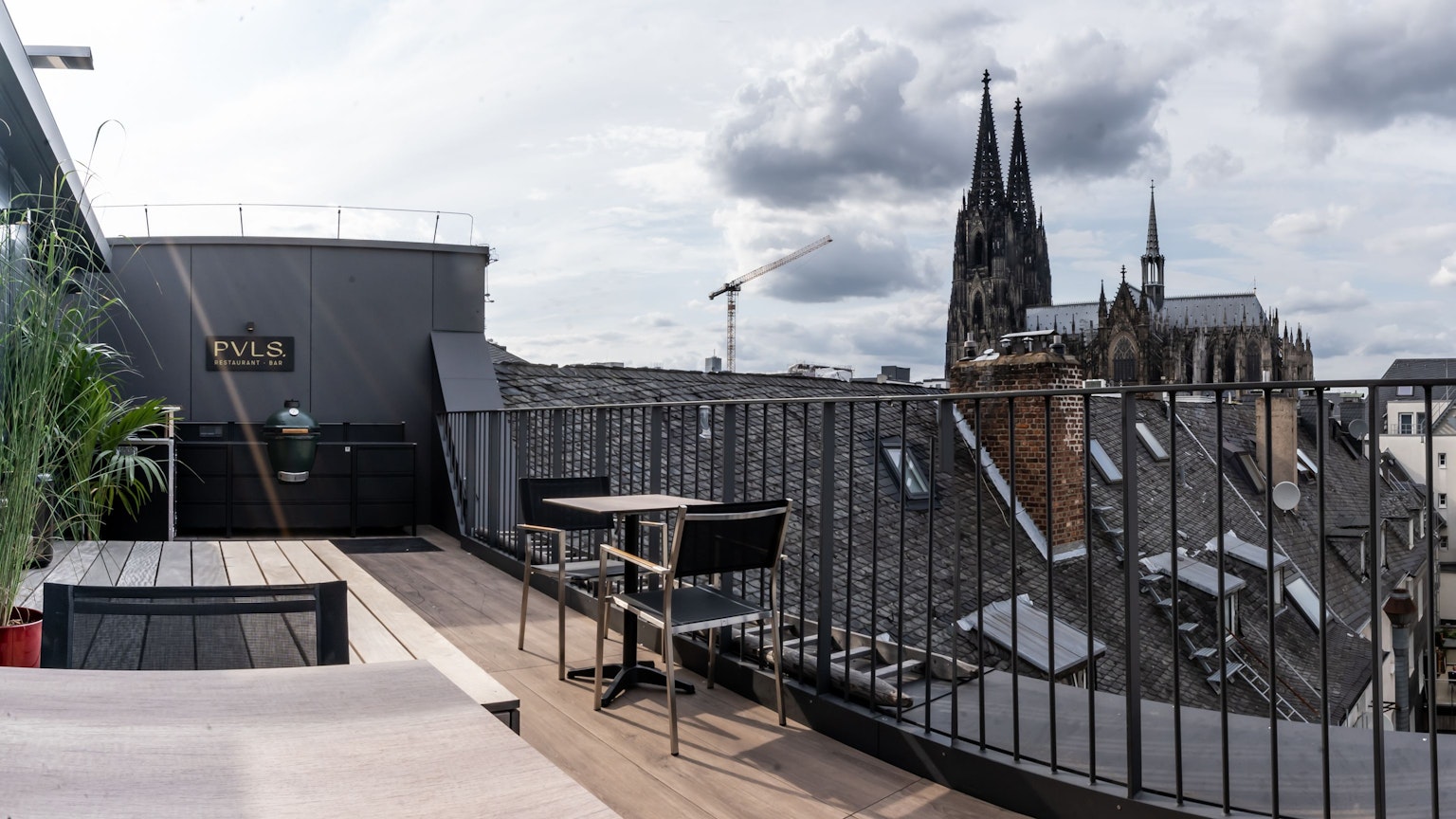 Die Dachterrasse des Puls mit Ausblick auf den Dom.