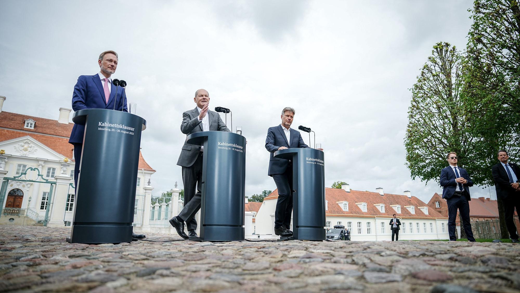 Christian Lindner (l-r, FDP), Bundesminister der Finanzen, Bundeskanzler Olaf Scholz (SPD) und Robert Habeck (Bündnis 90/Die Grünen), Bundesminister für Wirtschaft und Klimaschutz, geben zum Ende der Halbzeit-Klausur des Bundeskabinetts vor Schloss Meseberg eine Pressekonferenz.