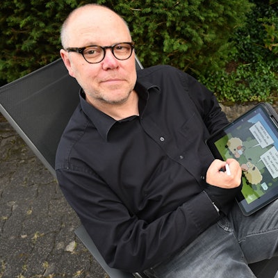 Unser Cartoonist Michel Ley (52) zeichnet seine Bilder am Tablet. Nur selten greift er zu Bleistift und Papier.