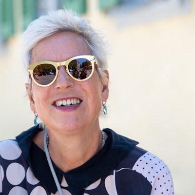 Die Autorin und Regisseurin Dorie Dörrie trägt eine dunkle Sonnenbrille.