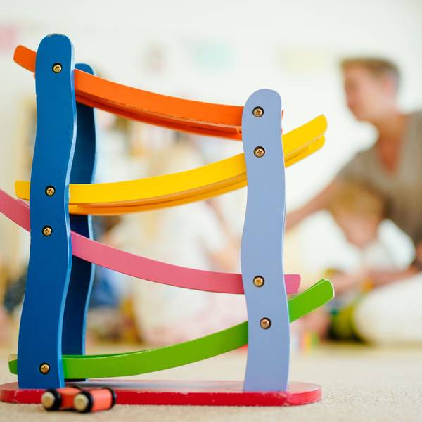 Eine Erzieherin spielt in einer Kindertagesstätte mit Kindern.