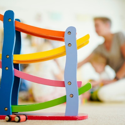 Eine Erzieherin spielt in einer Kindertagesstätte mit Kindern.