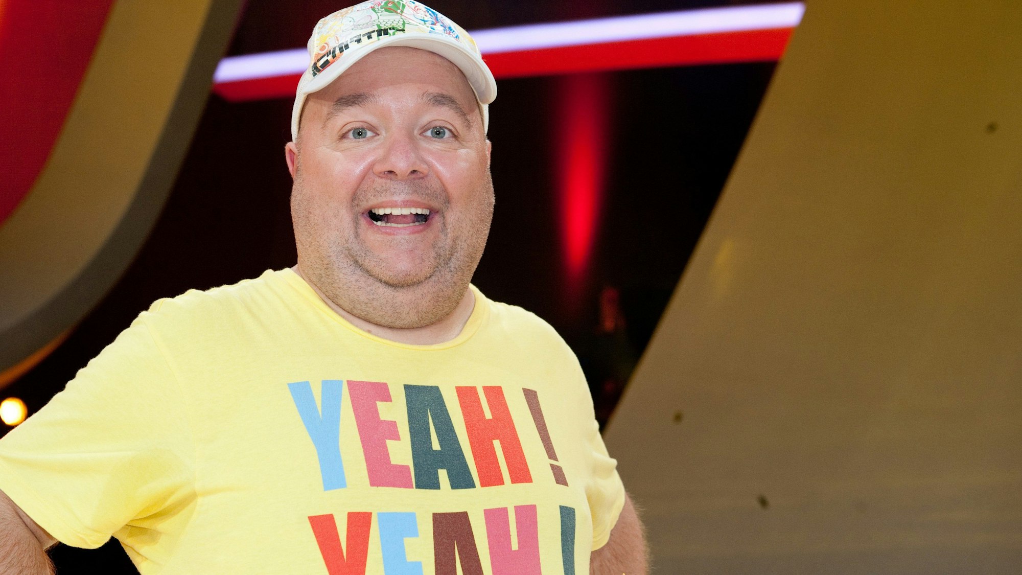 Der Moderator und Entertainer Dirk Bach auf einem Archivfoto während der Fernsehaufzeichnung der Jubiläumssendung von "1, 2 oder 3"