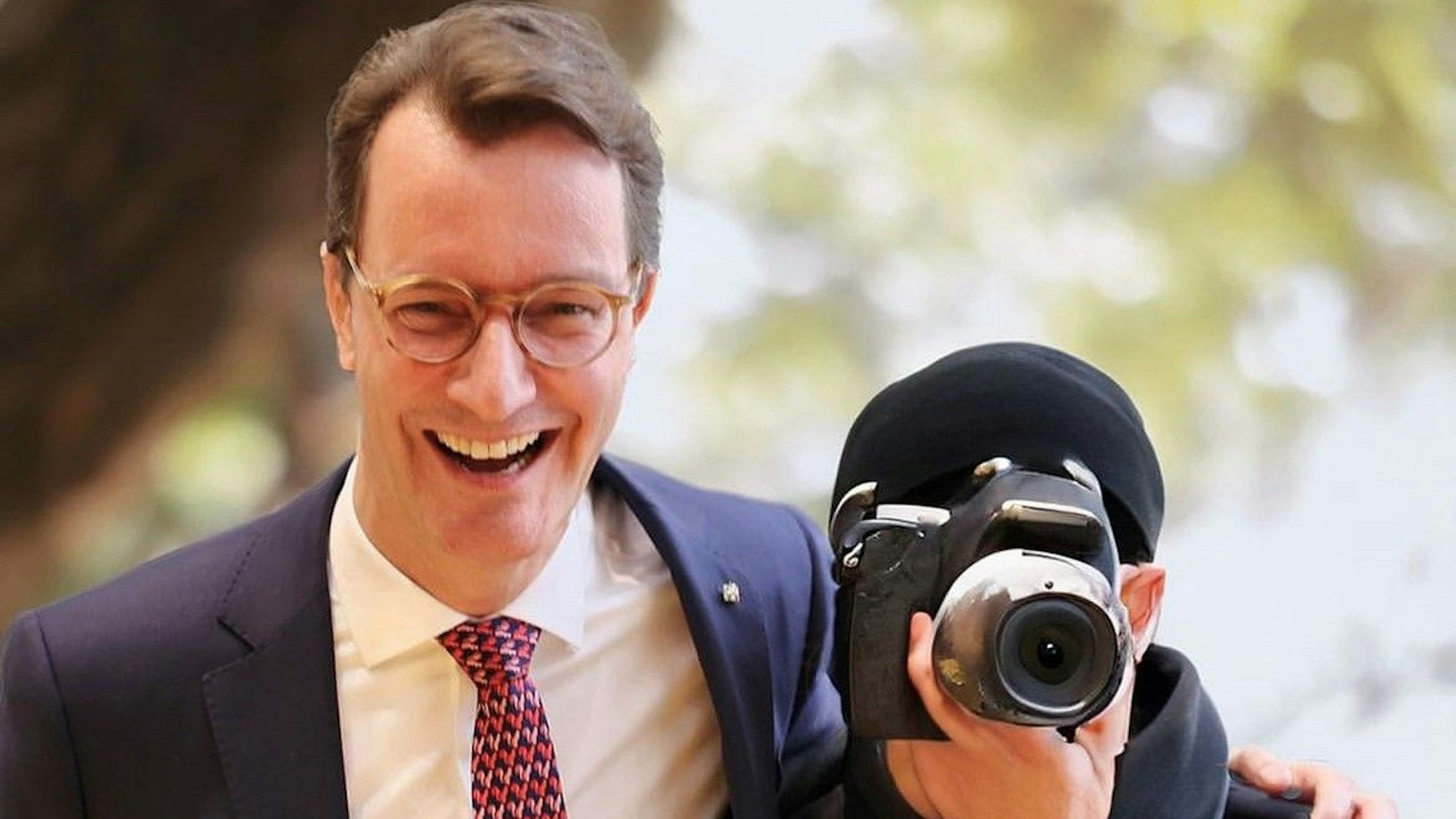 Auf der KI-Fälschung hält Hendrik Wüst einen Fotografen im Arm.