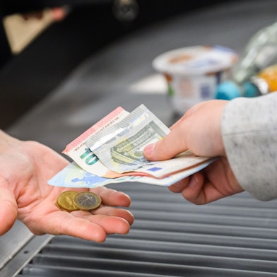 30.08.2023, Niedersachsen, Hannover: Eine Kassiererin gibt einer Kundin Wechselgeld an der Kasse eines Supermarktes. Das Statistische Bundesamt gibt am 30. August die Inflationsrate für August 2023 bekannt. Foto: Julian Stratenschulte/dpa +++ dpa-Bildfunk +++