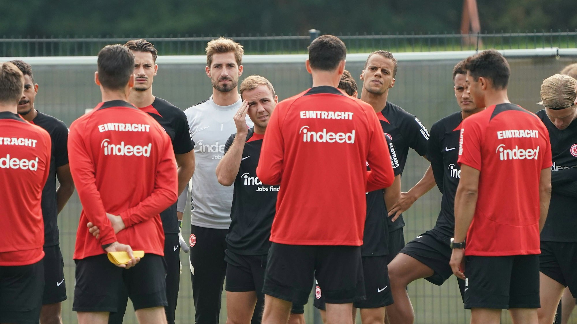 Eintracht-Trainer Dino Toppmöller wendet sich vor dem Training an seine Mannschaft. Superstar Randal Kolo Muani fehlt.