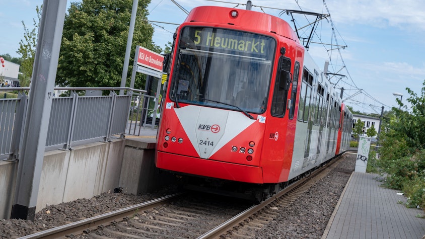 Das Bild zeigt eine KVB Stadtbahn der Linie 5 an der Haltestelle Butzweiler Hof (Symbolbild) Foto: Uwe Weiser
