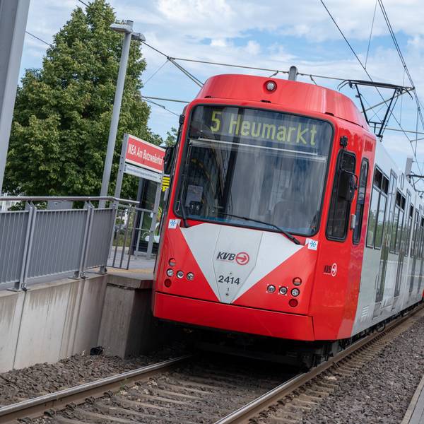 Stadtbahn mit der Anzeige „5 Haltestelle“ an der Haltestelle „Butzweiler Hof “