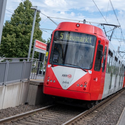 Stadtbahn mit der Anzeige „5 Haltestelle“ an der Haltestelle „Butzweiler Hof “