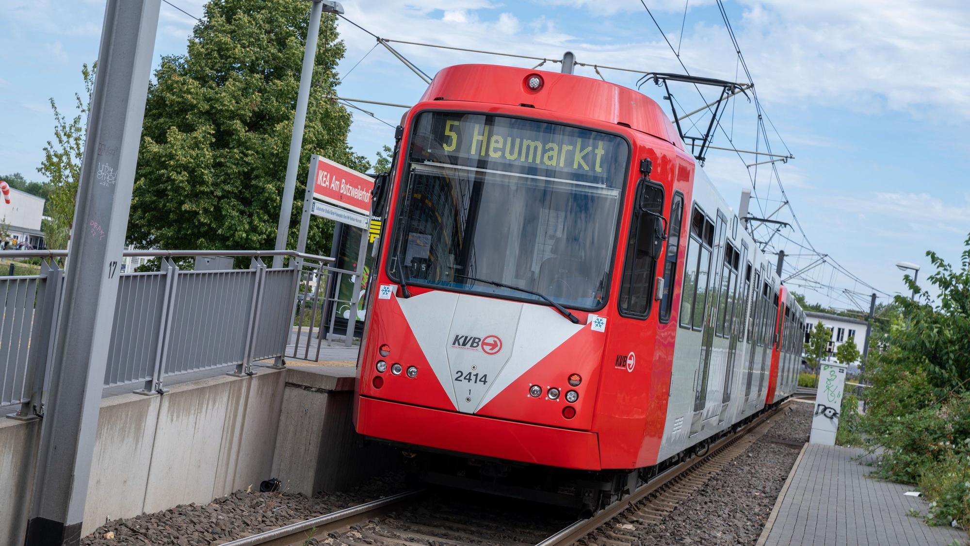 Stadtbahn mit der Anzeige „5 Haltestelle“ an der Haltestelle „Butzweiler Hof “