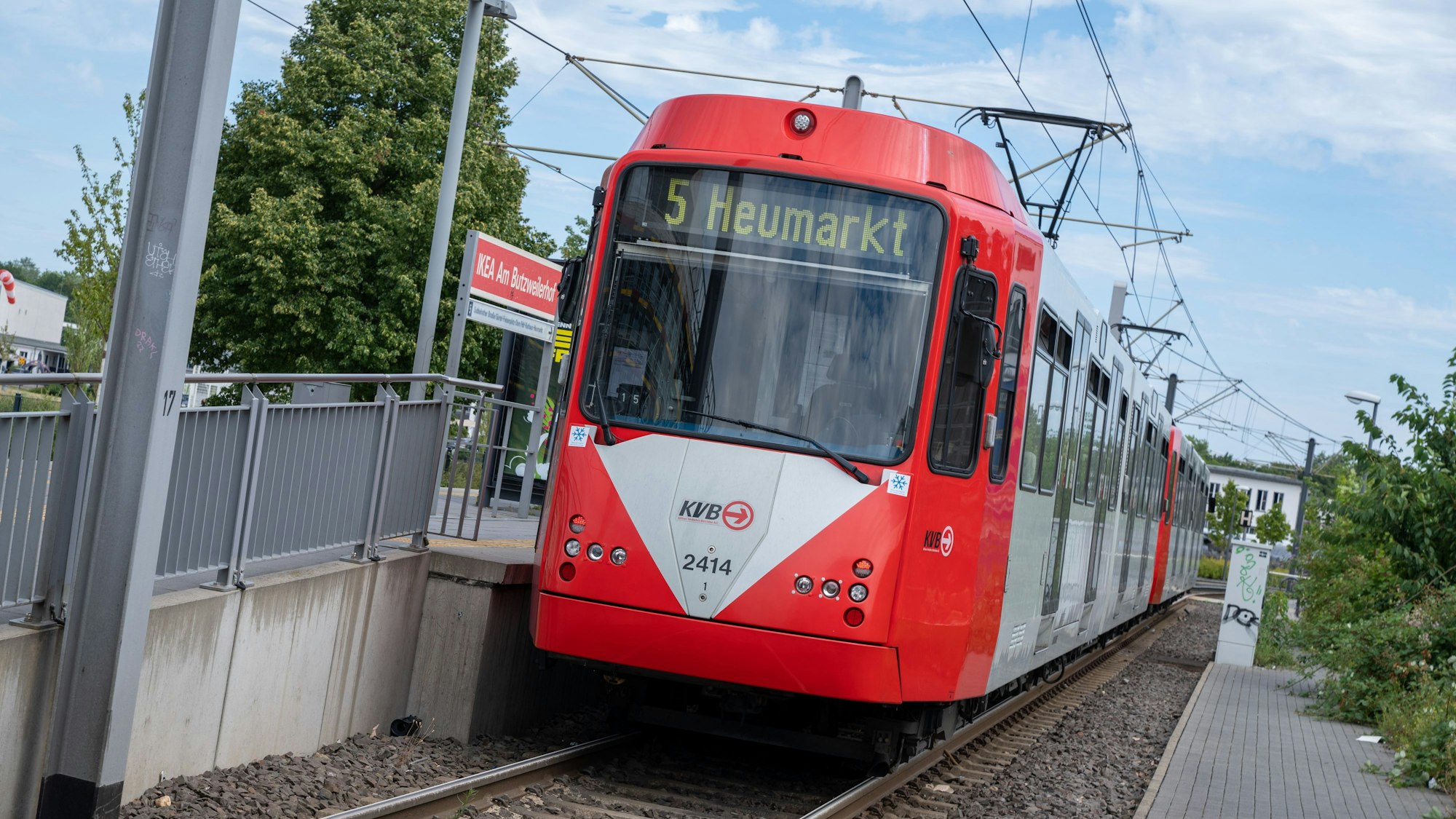 Eine KVB-Stadtbahn der Linie 5 steht an der Haltestelle Butzweiler Hof.