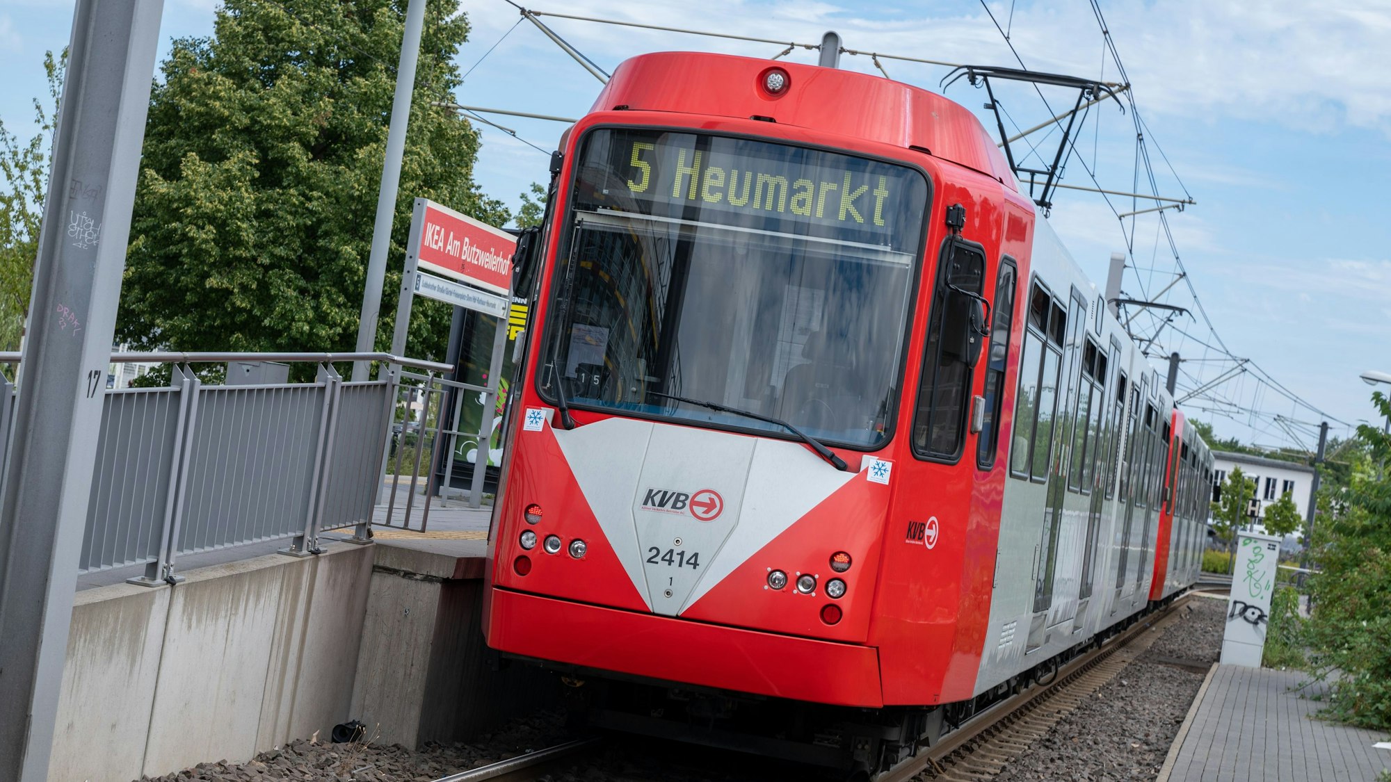 Eine Stadtbahn der Linie fünf an einer Haltestelle