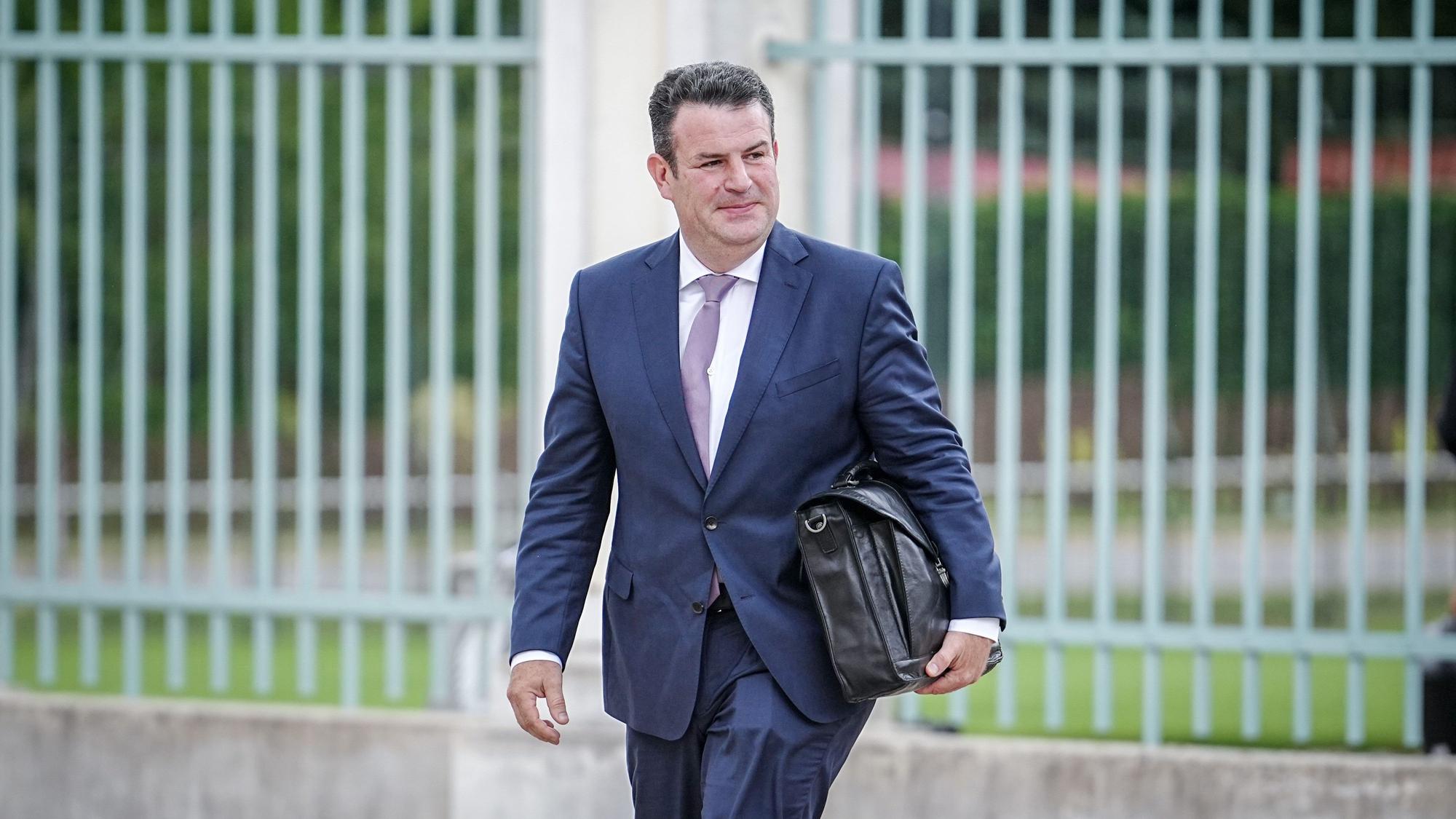 29.08.2023, Brandenburg, Meseberg: Hubertus Heil (SPD), Bundesminister für Arbeit und Soziales, kommt zur Halbzeit-Klausur des Bundeskabinetts auf Schloss Meseberg. Kanzler Scholz und seine 16 Minister beraten bei der fünften Klausurtagung der Ampelregierung über die aktuellen Themen der Koalition. Foto: Kay Nietfeld/dpa +++ dpa-Bildfunk +++